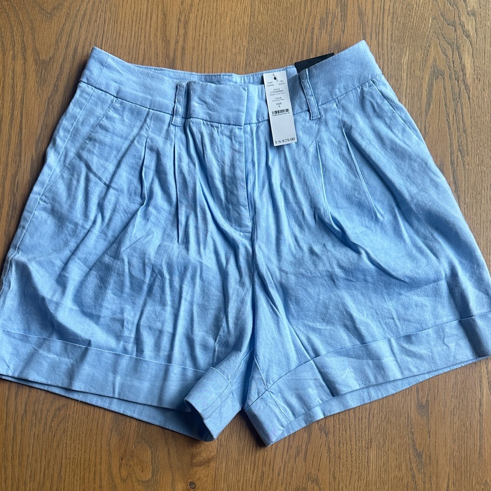 WHITE HOUSE BLACK MARKET SIZE 4 NWT Sky Blue Women's Pleated Shorts
EXCELLENT